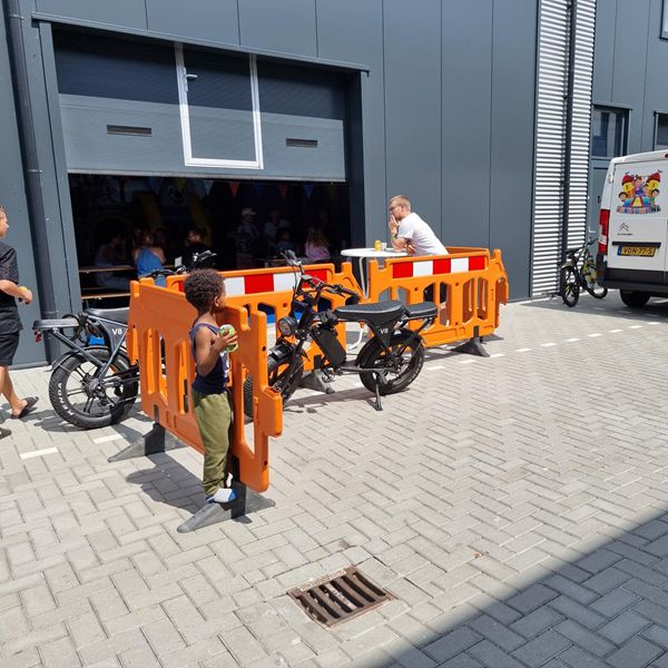 zaalhuur (grote mensen) kinderfeestje PLUS ruimte incl. springkussen en EIGEN ETEN en DRINKEN