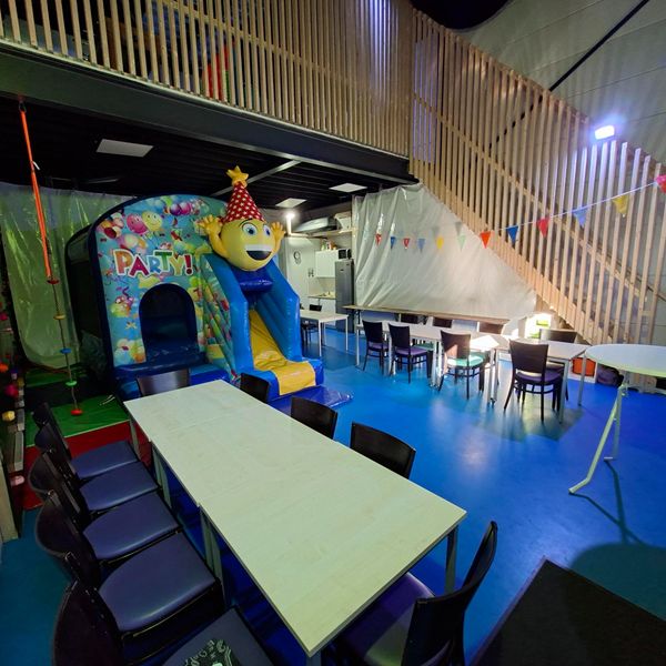 zaalhuur (grote mensen) kinderfeestje PLUS ruimte incl. springkussen en EIGEN ETEN en DRINKEN